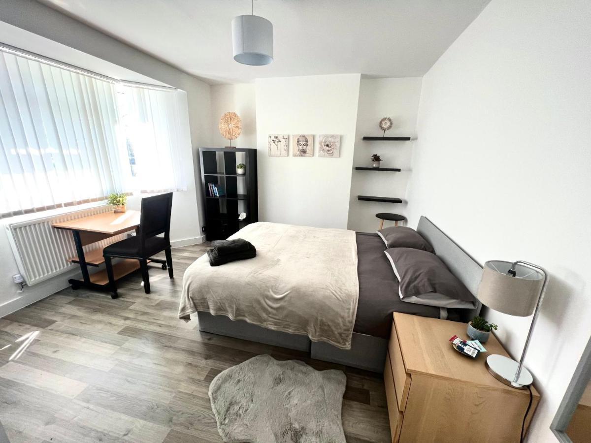 Modern Double Room With Fire Tv London Exterior photo